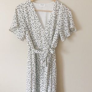 🌷white floral knee length dress size small